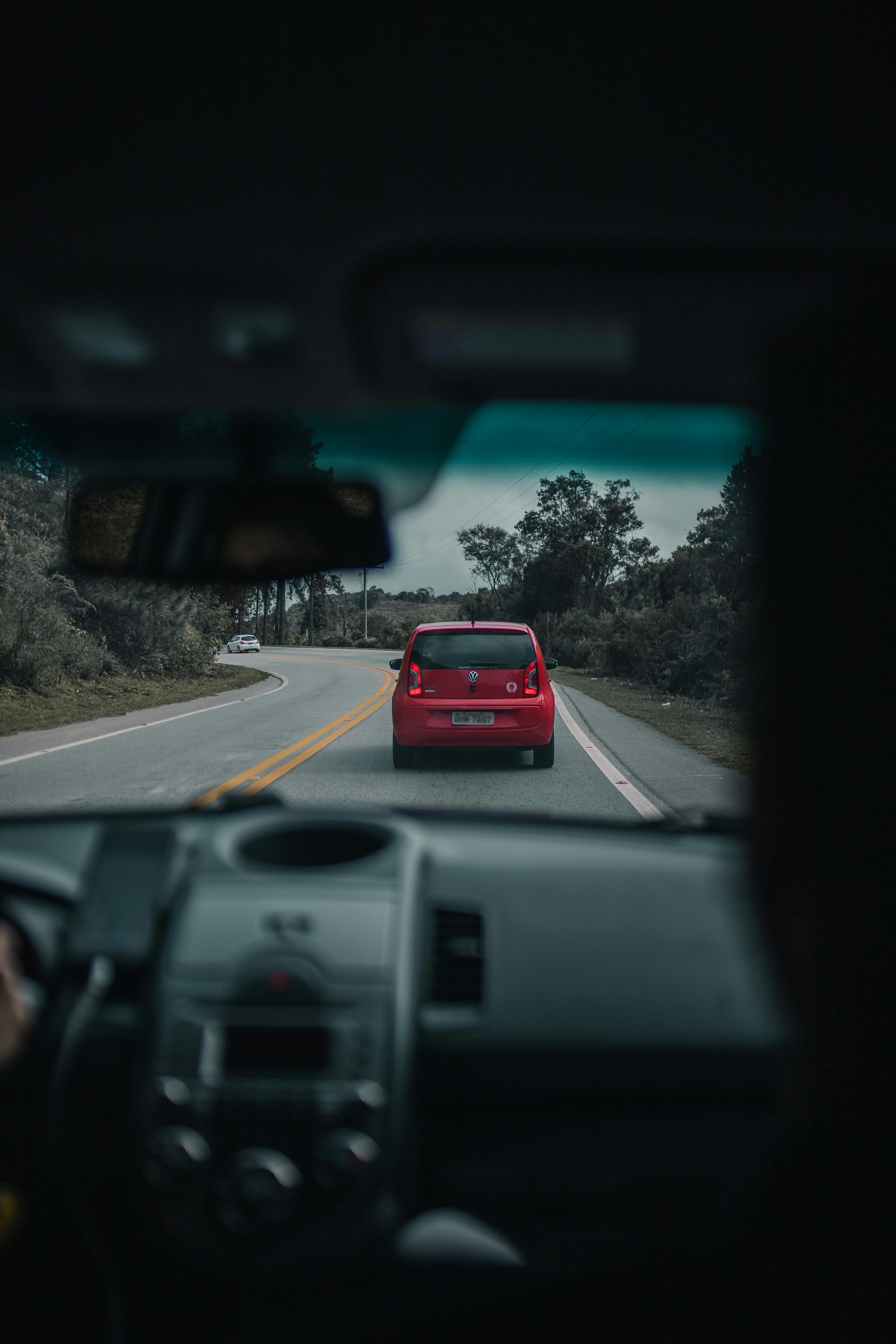 Coche-rojo-carretera-campo